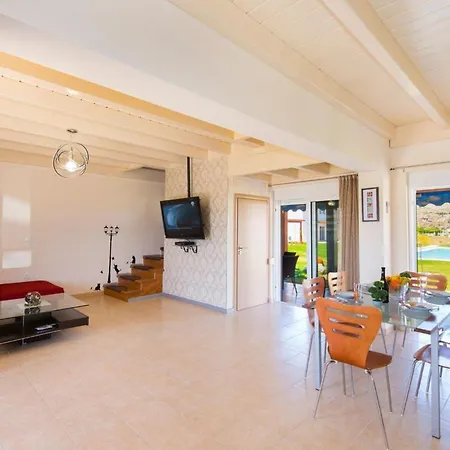 Haus In Kolympia Mit Parkplatz Und Bergblick By Interhome 펜션 *