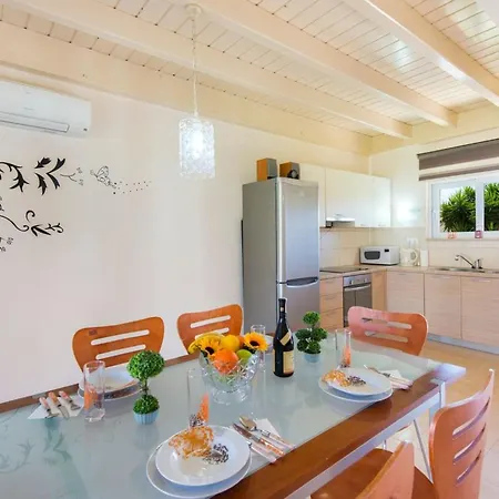Haus In Kolympia Mit Parkplatz Und Bergblick By Interhome 펜션 *