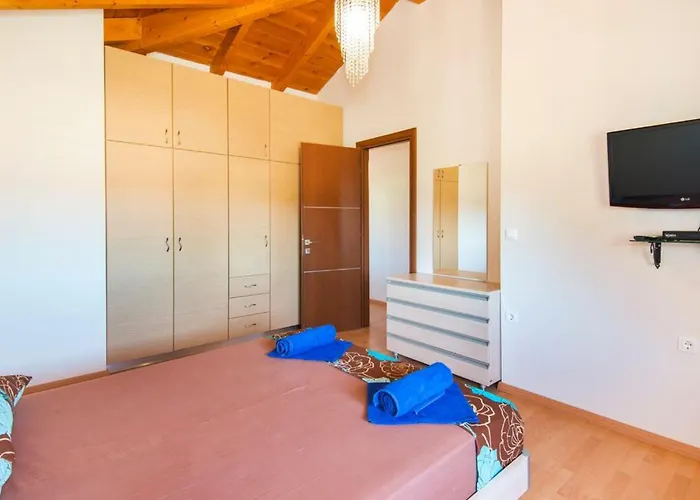 Haus In Kolympia Mit Parkplatz Und Bergblick By Interhome