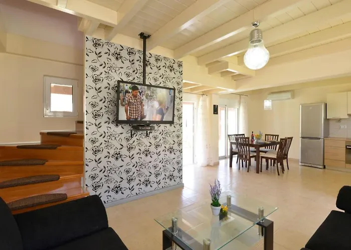 Haus In Kolympia Mit Parkplatz Und Bergblick By Interhome בית נופש