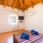 بيت للعطل Haus In Kolympia Mit Parkplatz Und Bergblick By Interhome