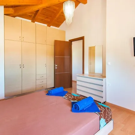 Haus In Kolympia Mit Parkplatz Und Bergblick By Interhome