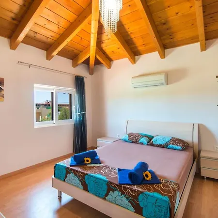 Haus In Kolympia Mit Parkplatz Und Bergblick By Interhome