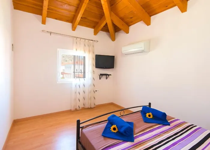 بيت للعطل Haus In Kolympia Mit Parkplatz Und Bergblick By Interhome